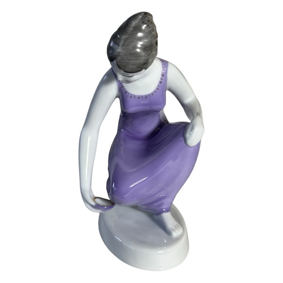 Vintage Hollohaza Hungarian Porcelain Lady In Violet Dress - Picture 3 of 12